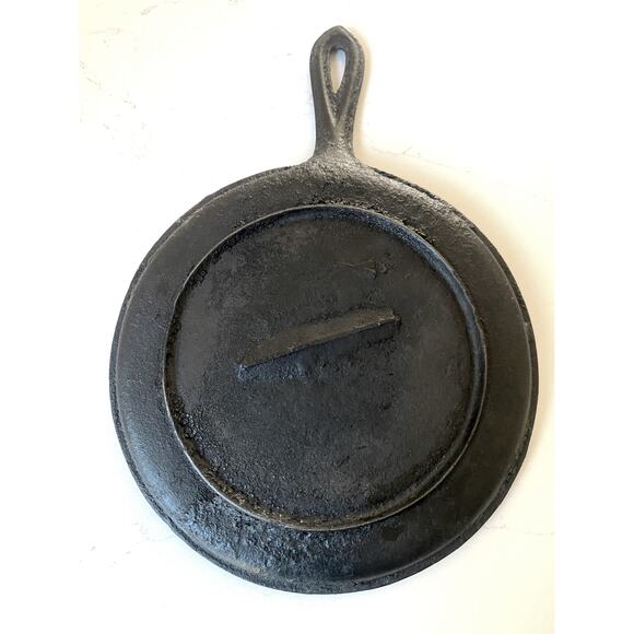 Vintage Cast Iron Skillet with Gate Mark, Early American Pan - Picture 2 of 5